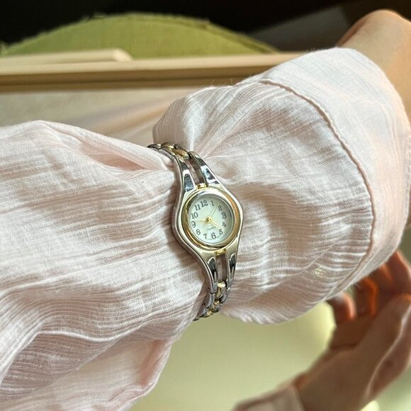 Silver Gold Tone Dainty Vintage Women's Watch - Picture 1 of 3